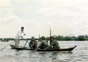 ベトナム軍、小舟で移動