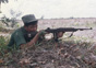 ベトナム軍ジャングルの中で機銃をかまえる