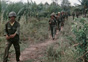 南ベトナム軍ジャングルの中、行進